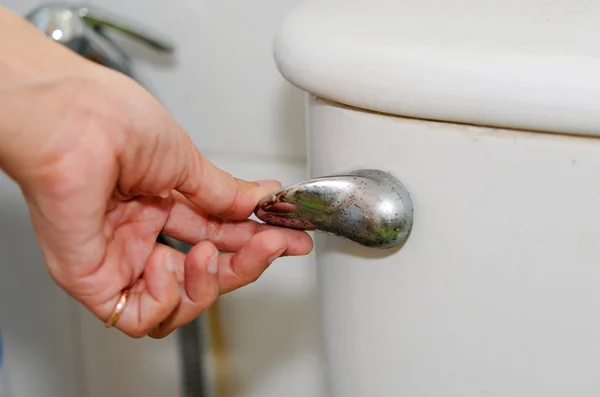 Spłukiwanie toalety ręcznie — Zdjęcie stockowe