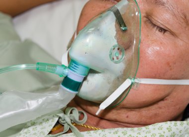 Oksijen maskesi yaşlı adam