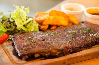 Baharatlı domuz eti kemik