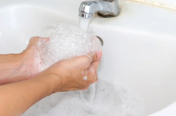 Πλένει τα χέρια με σαπούνι — Φωτογραφία Αρχείου