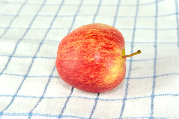Яблоко на полотенце — стоковое фото