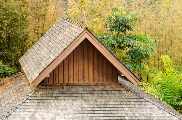 Holzdachhaus — Stockfoto