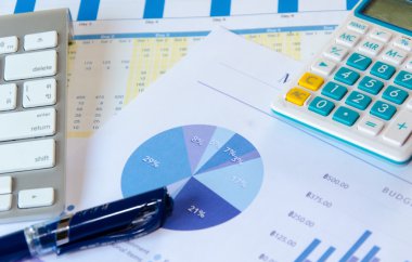 Çalışma masası üzerinde rapor