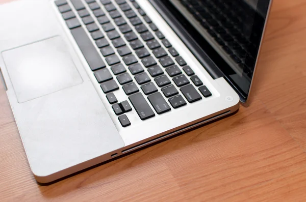 Laptop auf Holztisch — Stockfoto