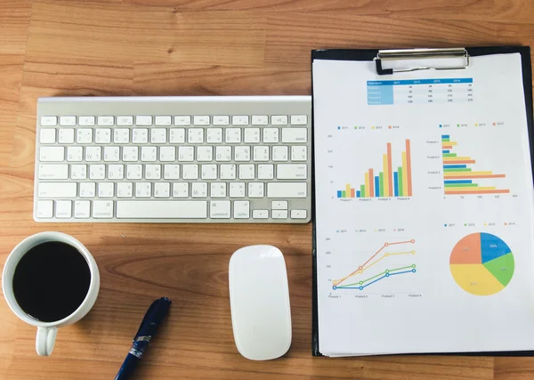 Graph and keyboard — Stock Photo, Image