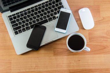 Dizüstü bilgisayar ve akıllı telefon