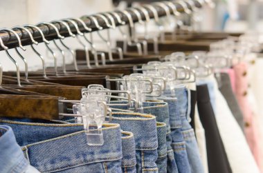 Pantolon askısı ve etek