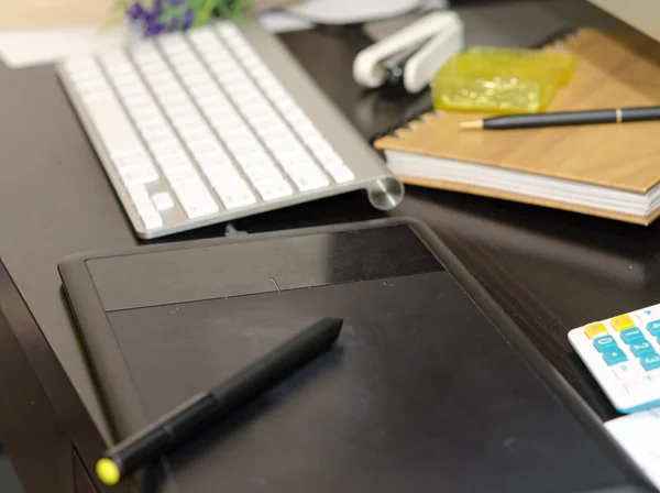 Tastatur auf dem Schreibtisch — Stockfoto