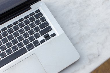 masa üstünde bilgisayar