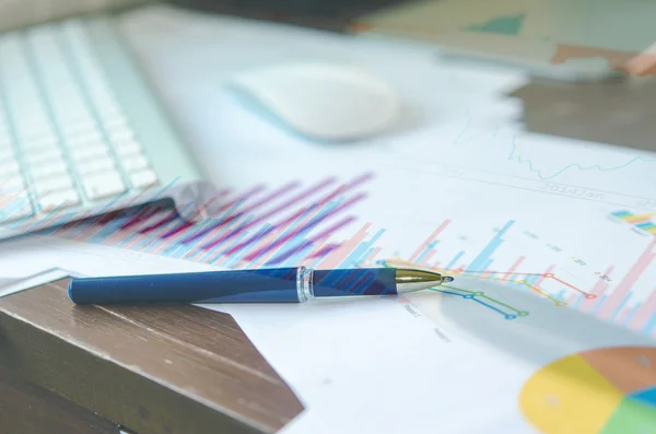 Business koncept grafer och penna — Stockfoto