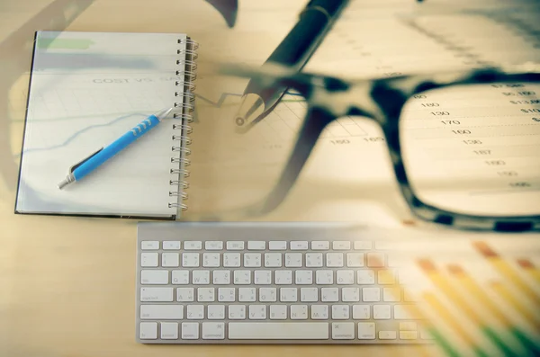 Glazen en zakelijke documenten — Stockfoto