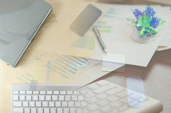 Relatório sobre a mesa de trabalho — Fotografia de Stock