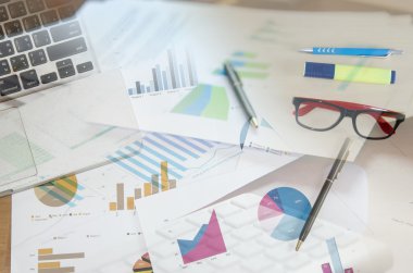 Çalışma masası üzerinde rapor