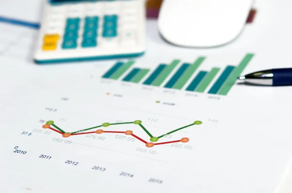 Gráficos de análisis con calculadora —  Fotos de Stock