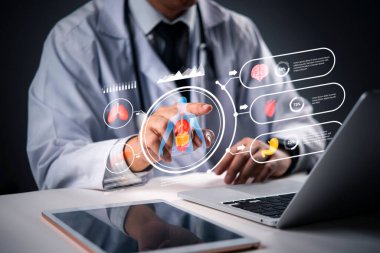 Doktor hasta bilgileriyle şeffaf ekrana dokunuyor, yenilikçi sağlık çözümleri sunuyor. dijital sağlık kayıtları, tıbbi teknoloji, yapay zeka tanıları, teletıp ve akıllı tıp.