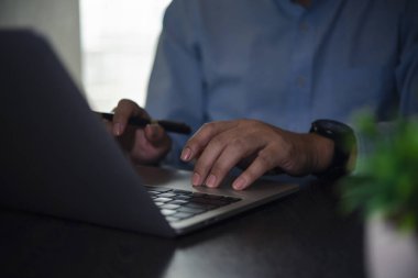 Laptop, uzaktan çalışma, çevrimiçi öğrenme, dijital iletişim, profesyonel kalkınma, internet bağlantısı, modern işyeri, iş analizi, üretkenlik araçları üzerinde çalışan işadamı.