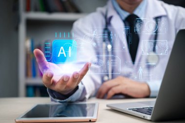 Doktorun elinde dijital sağlık verileri ve tıbbi bilgilerle sunduğu yapay zekanın sağlık hizmetlerine entegrasyonunu gösteren bir yapay zeka simgesi var..