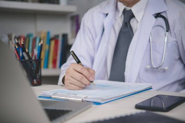 Sağlık çalışanı belgeleri panoya dolduruyor, hasta kayıtları, sağlık hizmetleri yönetimi, hastane evrakları, yasal belgeler ve profesyonel tıbbi servis kavramı..