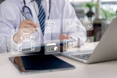 Modern hastane ofisinde dijital tablet üzerinde yapay zeka teknolojisi kullanan doktor, tıbbi yenilik, teletıp ve sağlık yönetimi beslenme planlayıcısı konsepti için hasta sağlığı verilerini analiz etmektedir..