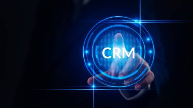 Sanal ekranda dijital CRM arayüzüne, iş stratejisi ve kurumsal başarı kavramı için müşteri ilişkileri yönetim teknolojisine dokunan işadamı.