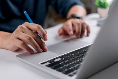 Dizayn eden ya da elinde kalemle masa başında çalışan bir öğrenci. Yaratıcı süreç, proje planlaması, çevrimiçi öğrenme, e-öğrenme, beyin fırtınası fikirleri veya merkez ofisten çalışma kavramı.