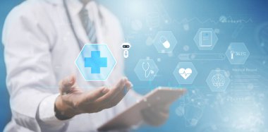 Fütürist dijital sağlık ikonlarına sahip tablet kullanan doktor, yapay zeka tıbbi teknolojisini, çevrimiçi danışmayı, teletıp hizmetlerini ve modern hasta bakımı için akıllı hastane yeniliklerini temsil ediyor..