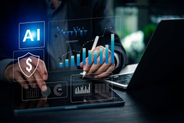 Sanal tablolar, para güvenliği ve yatırım, iş büyümesi ve fintech çözümleri için dijital finans yeniliklerini gösteren, tablet üzerinde yapay zeka teknolojisi ile mali verileri analiz eden işadamı.