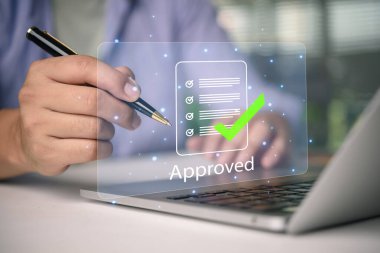 İş adamı el kalemi sanal ekran kontrol listesi belgesini imzalıyor. Onaylanmış onay işareti simgesi. İş teknolojisi kalite standardı. Görev proje yönetimi kontrolünün tamamlanması, QC QA garanti doğrulaması.