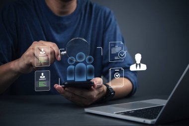 Erkek eli büyüteç kullanır ve sanal müşteri profilini analiz eder. CRM konsepti, müşteri veri analizi. İnsan kaynakları teknolojisi, takım yönetimi, belge denetimi, iş stratejisi, personel araması.