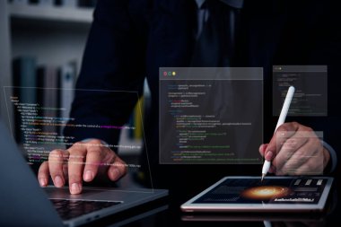 Yapay zeka için yazılım geliştirici piton kodu programlıyor. Veri koruması için HTML ve siber güvenlik ile ağ geliştirme. Çoklu bilgisayar ekranları ile geleceksel sanal arayüz üzerinde çalışan programcı.