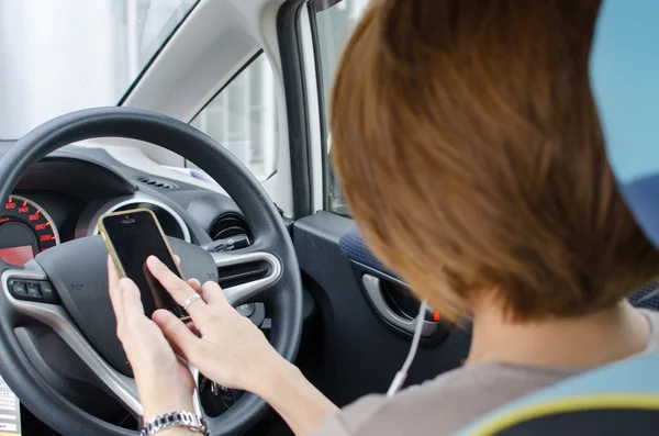 Kobieta ręcznie za pomocą smartphone w samochodzie — Zdjęcie stockowe
