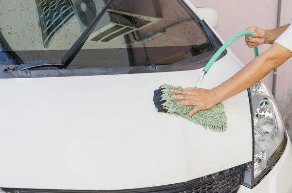 Een auto wassen — Stockfoto