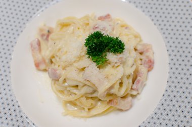 Spagetti beyaz krema.