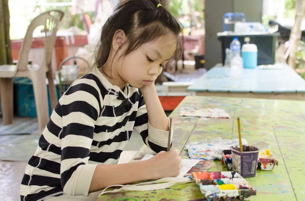 Girl asia draws colored watercolor — Stock Photo, Image