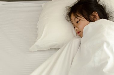 Yatakta yatan kız.