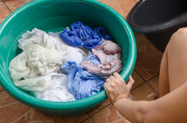 Женщины стирают одежду — стоковое фото