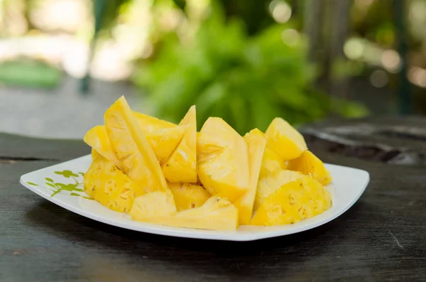 Ananas na stole — Zdjęcie stockowe