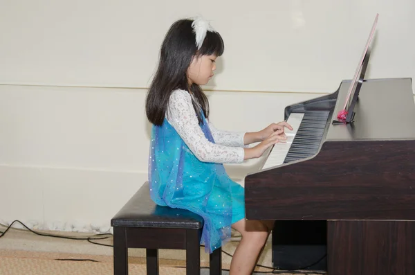 Gadis bermain Piano — Stok Foto