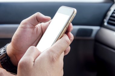 bir akıllı telefon kullanan adam