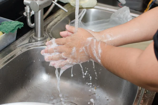 Lavarsi le mani con sapone — Foto Stock