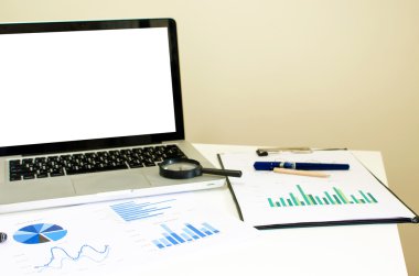 Ofis işyeri dizüstü bilgisayar ile 
