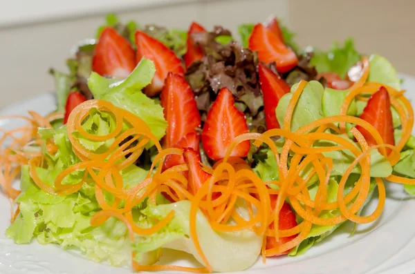 Salada de legumes e morango — Fotografia de Stock