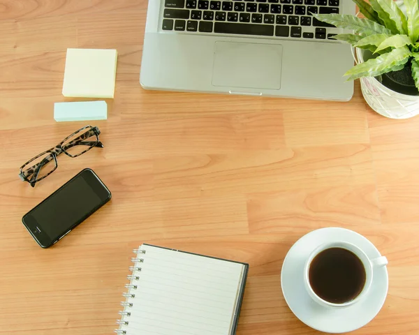 Escritório local de trabalho com laptop — Fotografia de Stock