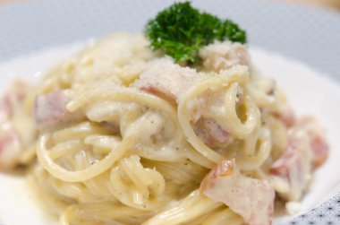 Spagetti beyaz krema.