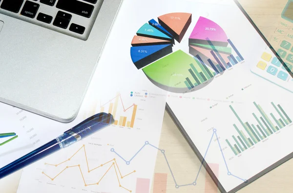 Gráficos e gráficos de negócios — Fotografia de Stock