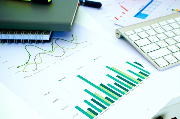 Diagramm und Tastatur — Stockfoto