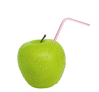 Beyaz arka planda izole edilmiş saman içen yeşil elma