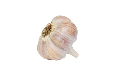 Beyaz arka planda izole edilmiş koca bir baş sarımsak.