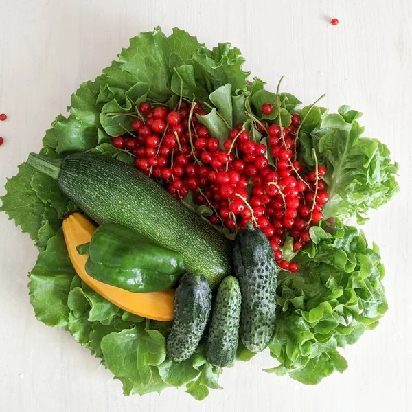 Naturaleza Muerta Verduras Orgánicas Frescas Bayas Una Tabla Madera Blanca — Foto de Stock