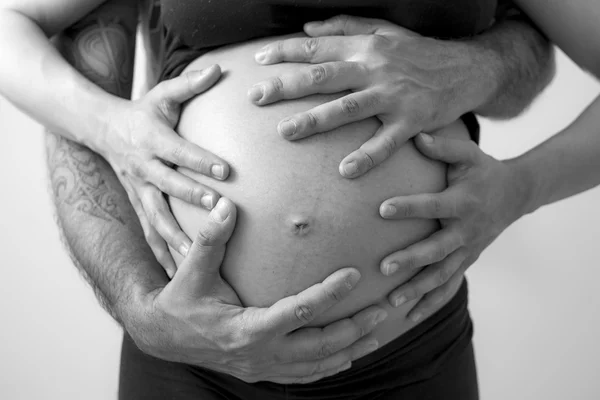 Young Pregnant Couple Embracing — Stock Photo, Image